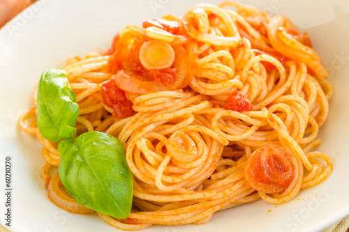 Spaghetti con salsa al pomodoro e cipolle