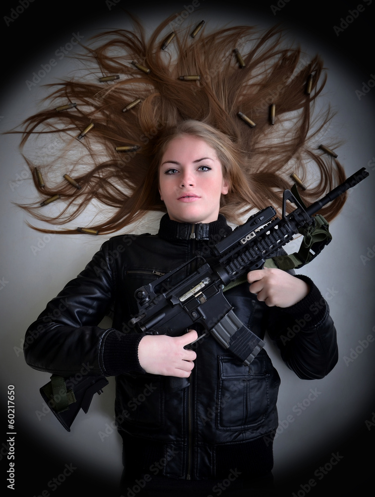 Tiré d'une belle fille tenant le pistolet. Tiré d'une belle fille tenant le pistolet.