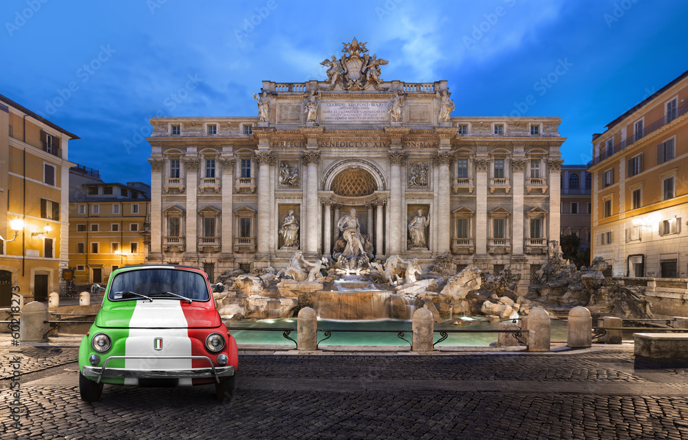 Naklejka premium Samochód kolekcjonerski w pobliżu Fontanny di Trevi w Rzymie