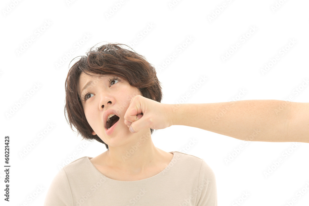 殴られる女性 殴られる女性