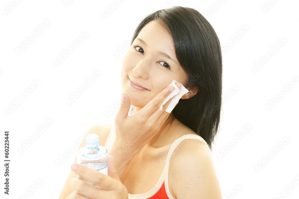 スキンケアをする女性