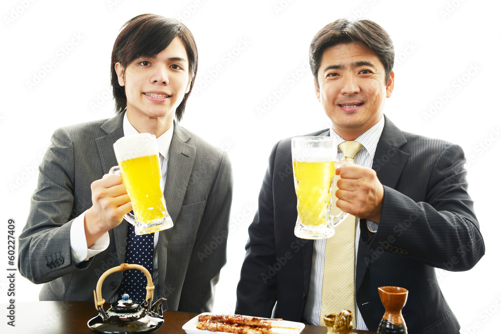 乾杯する笑顔のビジネスマン