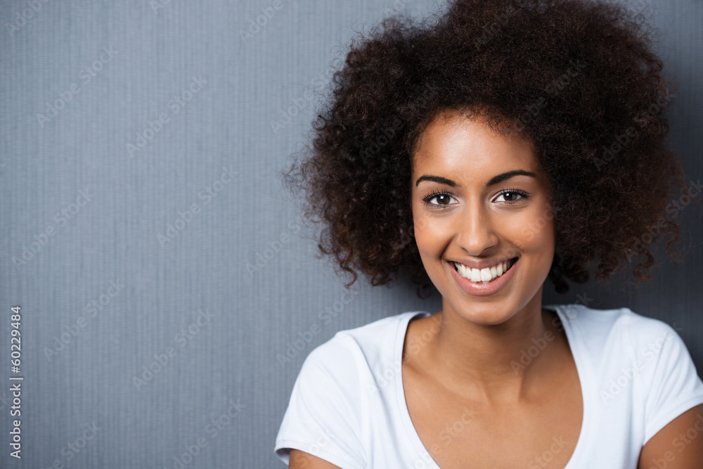 lächelnde frau mit afro-frisur lächelnde frau mit afro-frisur