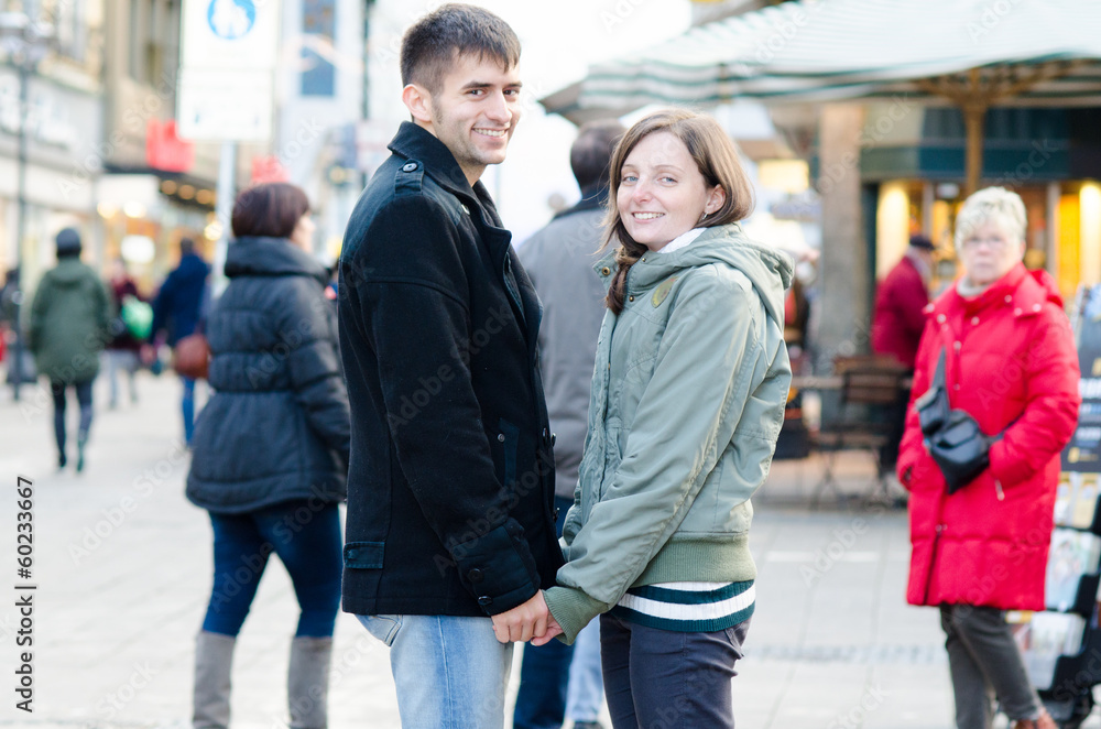 verliebtes pärchen in der stadt schaut in die kamera verliebtes pärchen in der stadt schaut in die kamera