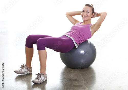 Kobieta ćwiczy mięśnie pośladków