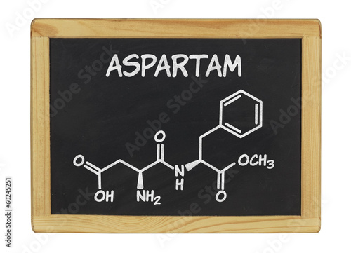 chemische Strukturformel von Aspartam auf einer Schiefertafel