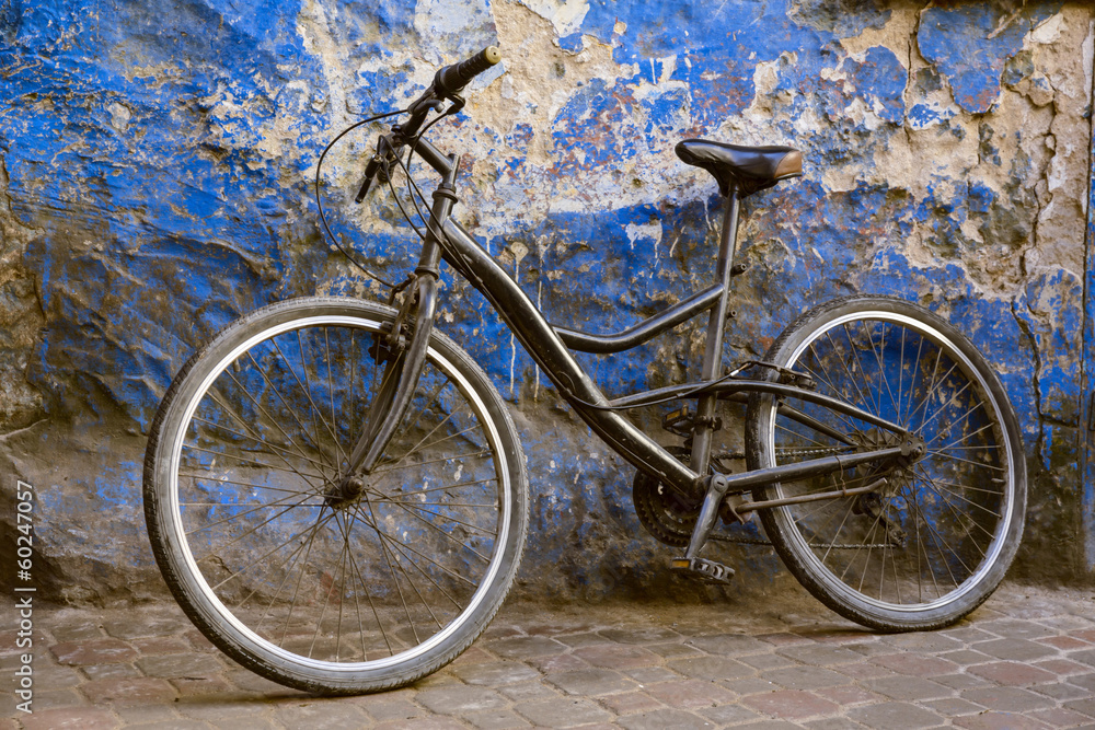 Altes Fahrrad vor verwitterter Hauswand in Marokko