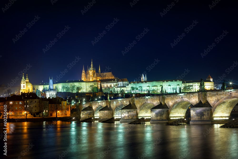 Obraz premium Prague Castle illuminated at night over Charles Bridge
