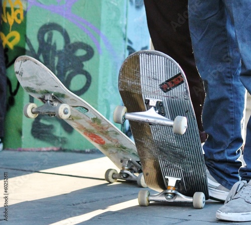 Canvas Print skateboard skate board teenage friends in skate park with skateboards background