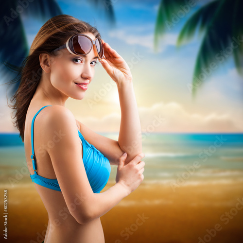 junge Frau vor Strandhintergrund
