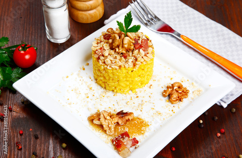 Foto risotto with walnuts, saffron, speck
