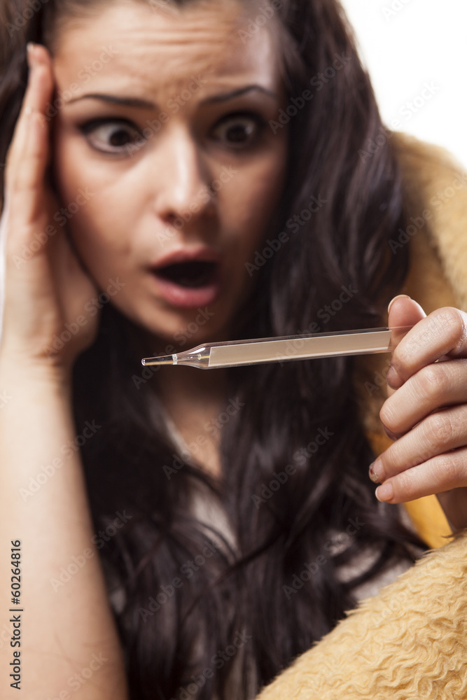 Obraz premium shocked sick girl looking at a thermometer