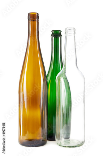Braune, grüne und weiße Glasflaschen
