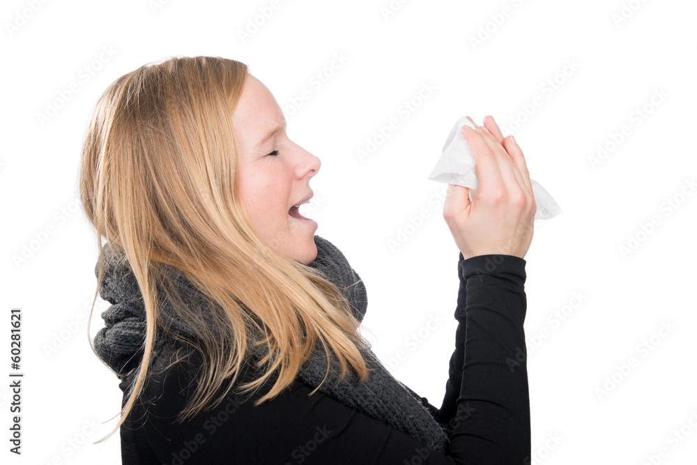 Junge Frau ist krank / erkältet und muss niesen