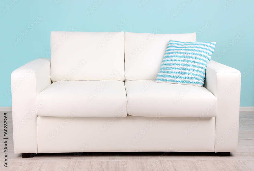 Naklejka premium White sofa in room on blue background