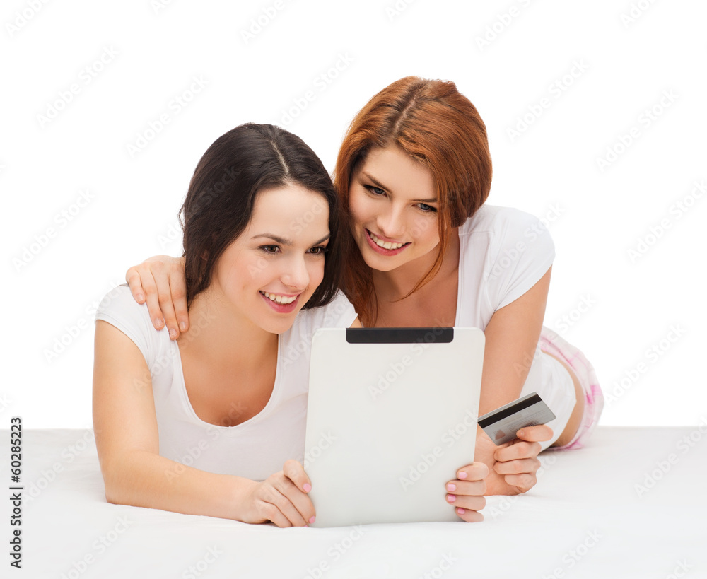 smiling teenagers with tablet pc and credit card