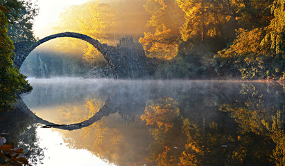 Papier peint photo Le Rakotzbrücke Journée d'automne en forêt dorée  © Thomas Mucha