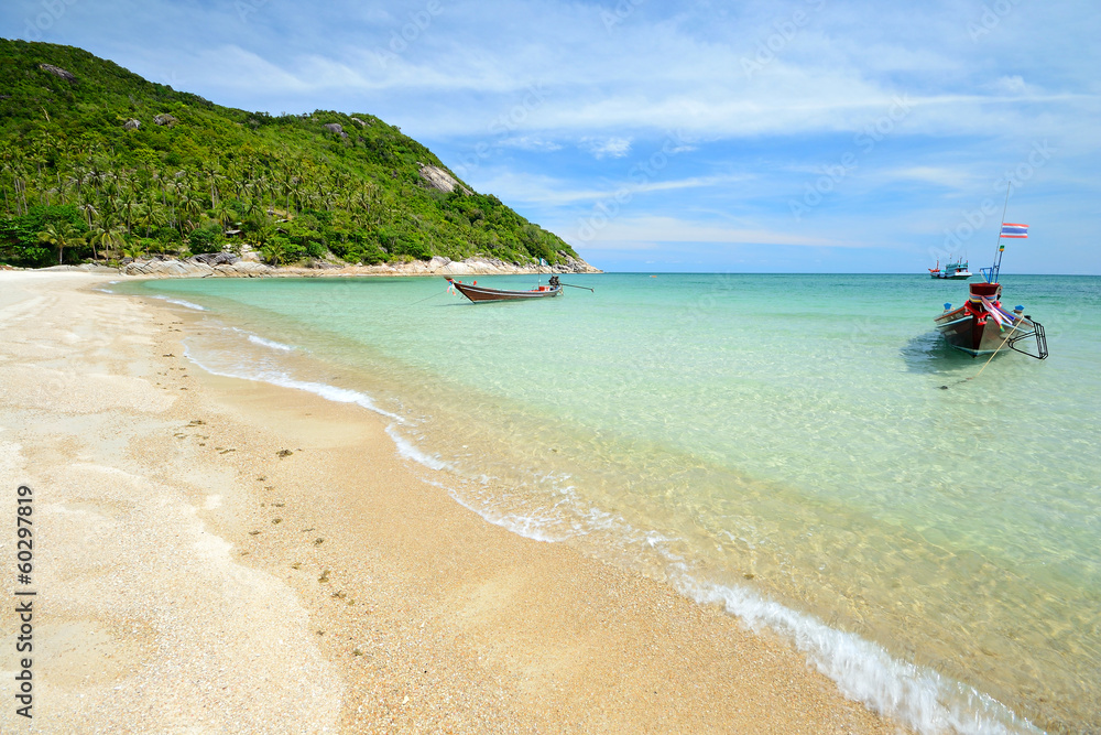Obraz premium Boat floating on transparent water