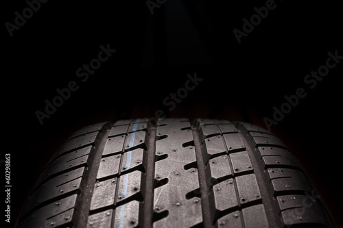 Obraz na płótnie Tire isolated on black background w salonie