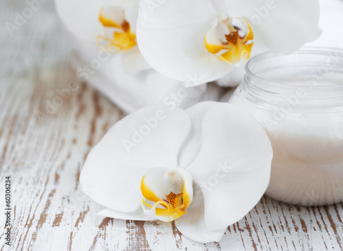 Tela Spa set with white orchids
