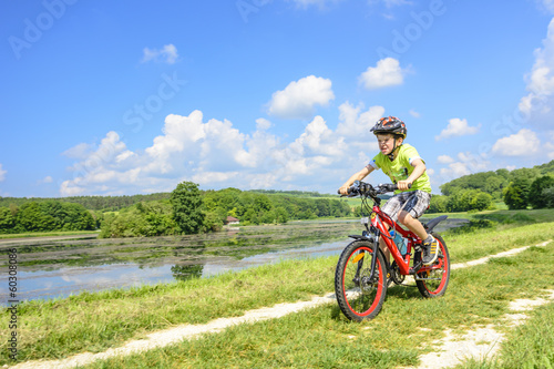 kleiner Junge beim radfahren photo