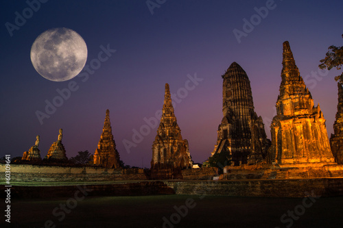 Fotografie historic buddha temple with full moon in Thailand