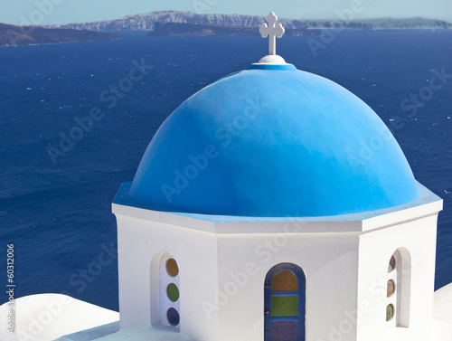 Canvas Print Traditional blue cupola in Oia, Santorini