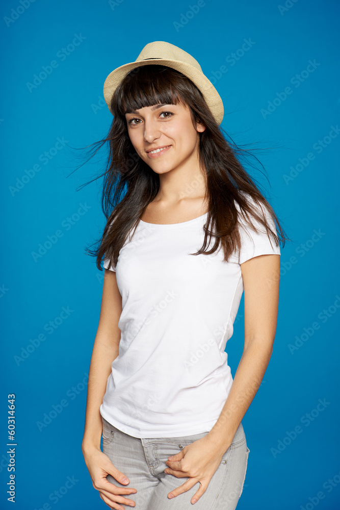 Naklejka premium Smiling carefree woman wearing white straw hat