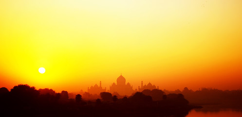 Foto auf Acrylglas Gelb Taj Mahal bei Sonnenuntergang in Indien  © blueperfume