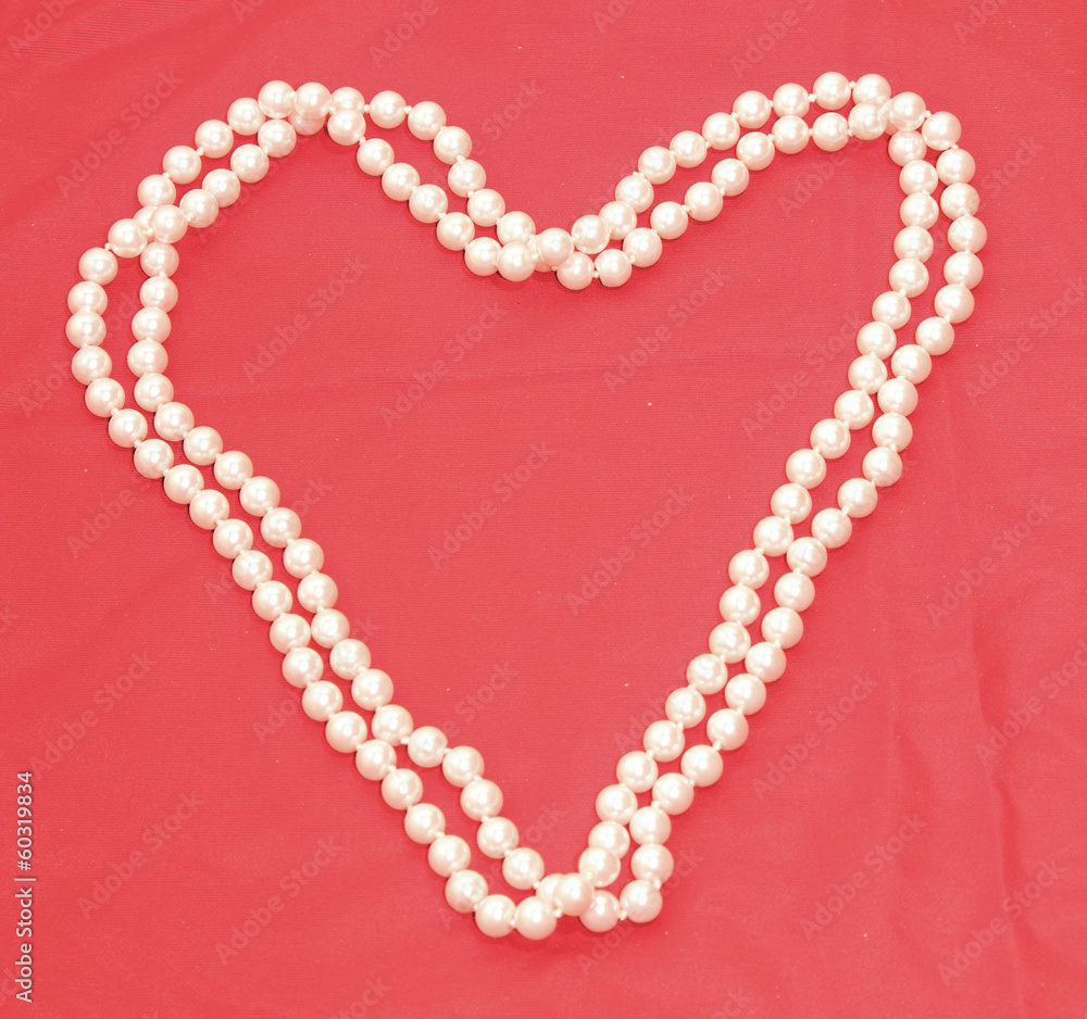 Obraz premium Pearl Necklace in the shape of a heart 2