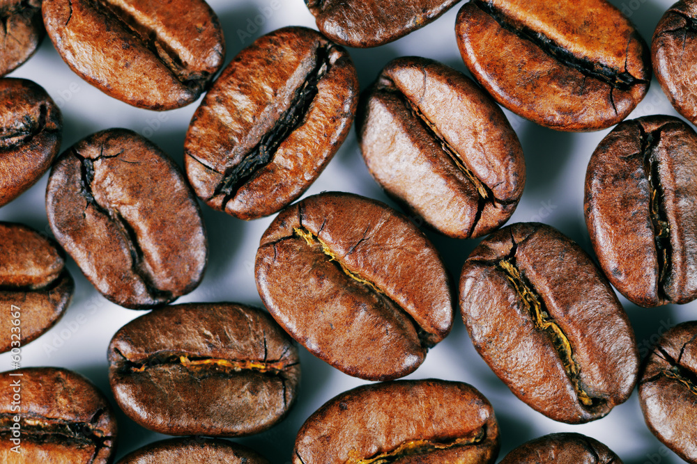 Obraz premium A close-up picture of coffee beans on a white background