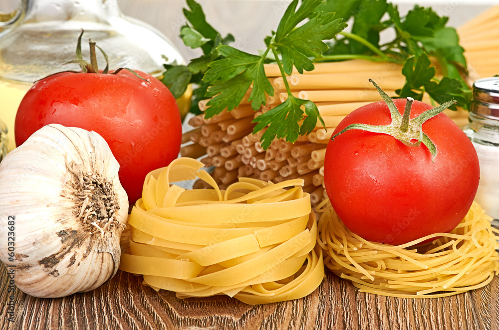 Setting pasta with tomato and garlic Setting pasta with tomato and garlic
