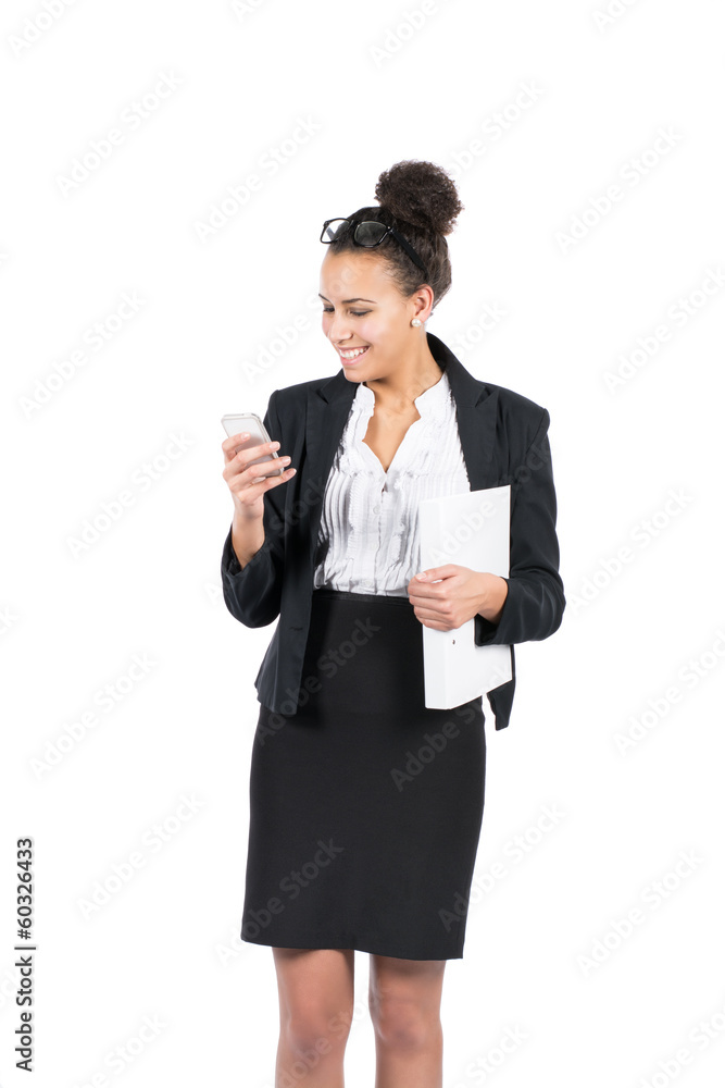 Junge Angestellte schaut auf ihr Smartphone Junge Angestellte schaut auf ihr Smartphone