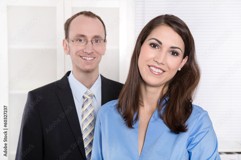 Geschäftsfrau mit Kollege - Business Portrait - Team Geschäftsfrau mit Kollege - Business Portrait - Team