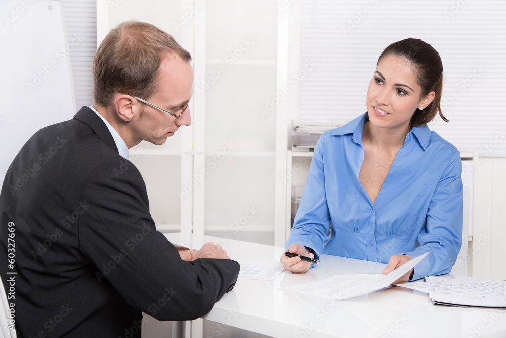 Fototapeta premium Beratungsgespräch bei einer Bank oder Versicherung