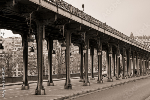 Foto Viaduct de Passy in sepia
