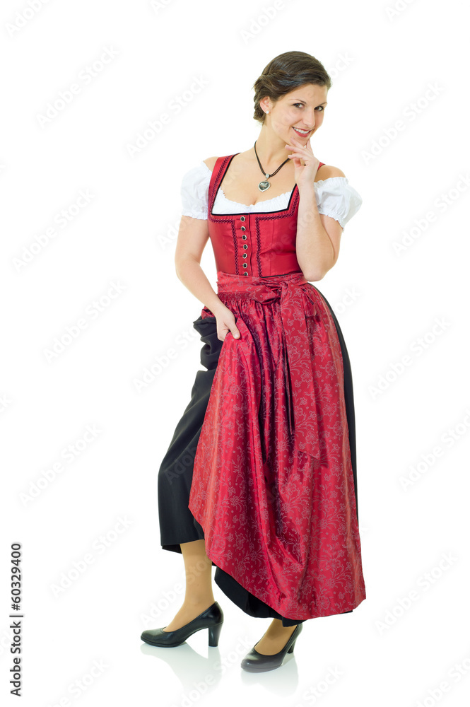 Junge Frau im langen Dirndl vor weißem Hintergrund