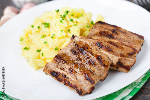 Grilled ribs with mashed potato