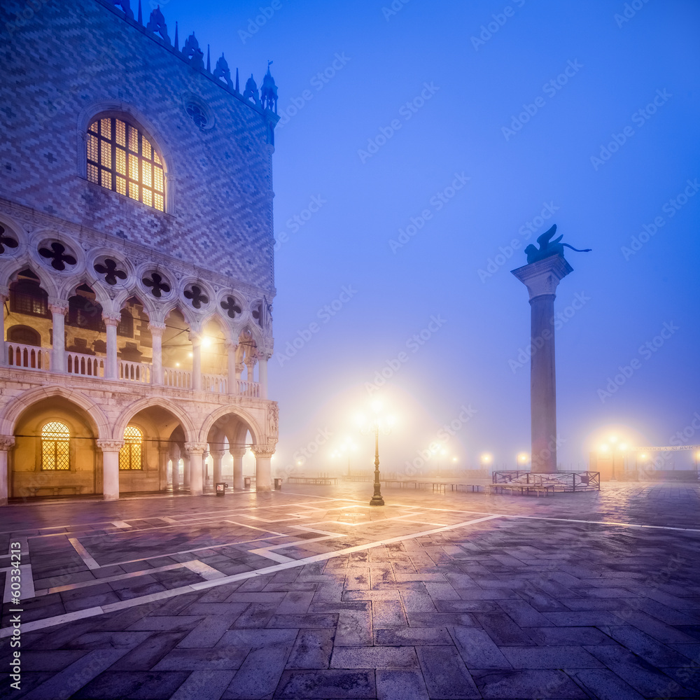 Naklejka premium Markusplatz bei Nacht