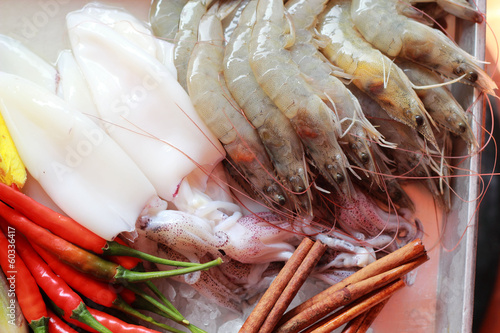 Fresh squid and fresh shrimp with garnish for soup.