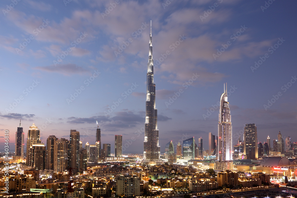 Obraz premium Burj Khalifa i Dubai Downtown o zmierzchu. Zjednoczone Emiraty Arabskie