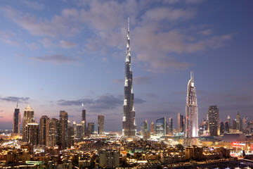Crédence de cuisine Burj Khalifa Burj Khalifa au crépuscule doré  © philipus