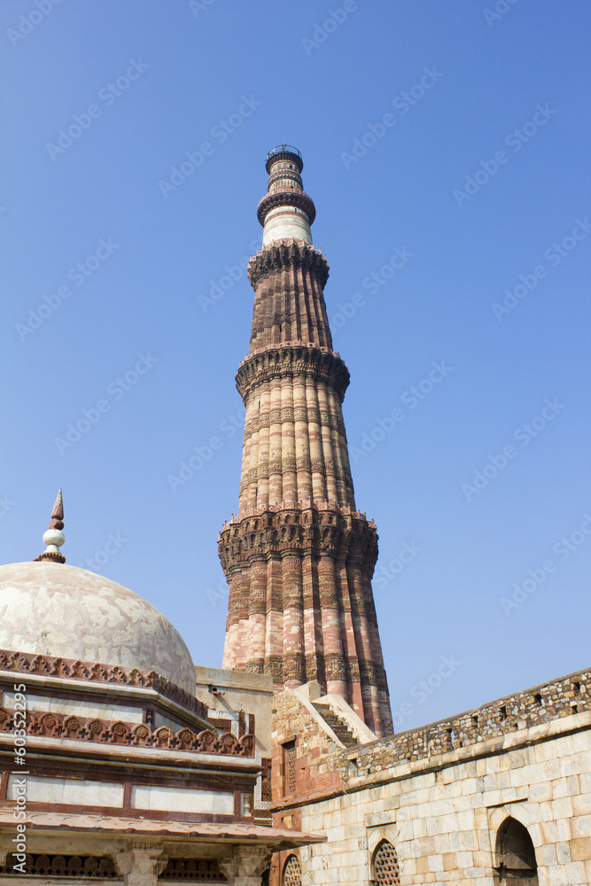 Fototapeta premium qutub minar with tomb