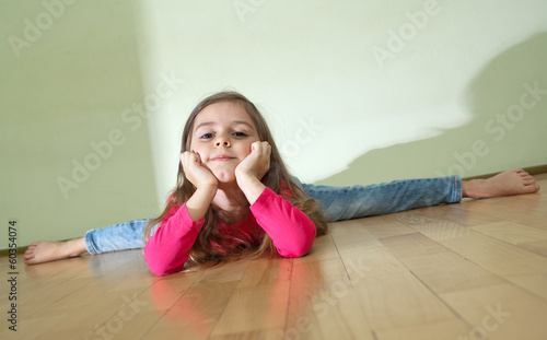 Little girl sits on a splits