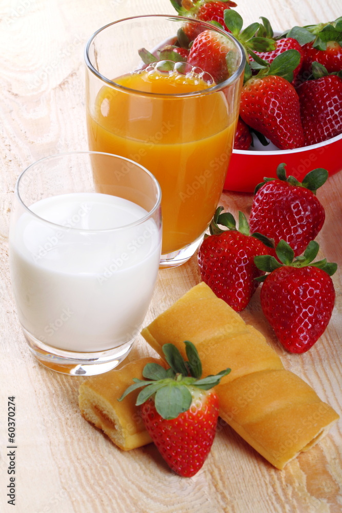 Fragole ,latte, succo di frutta e snack Fragole ,latte, succo di frutta e snack