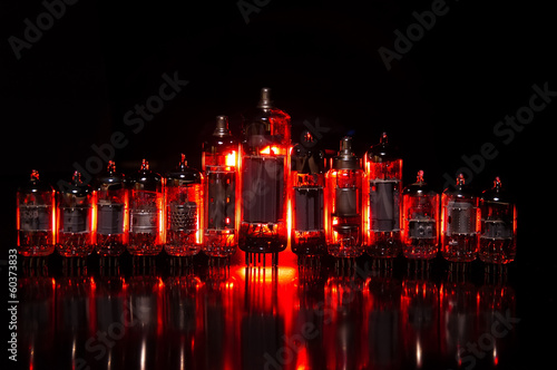 valvulas electronica iluminadas sobre fondo negro