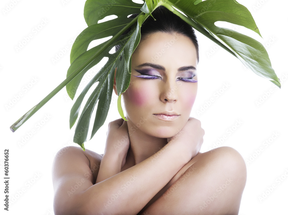 Fototapeta premium Beaut con foglia verde e occhi chiusi