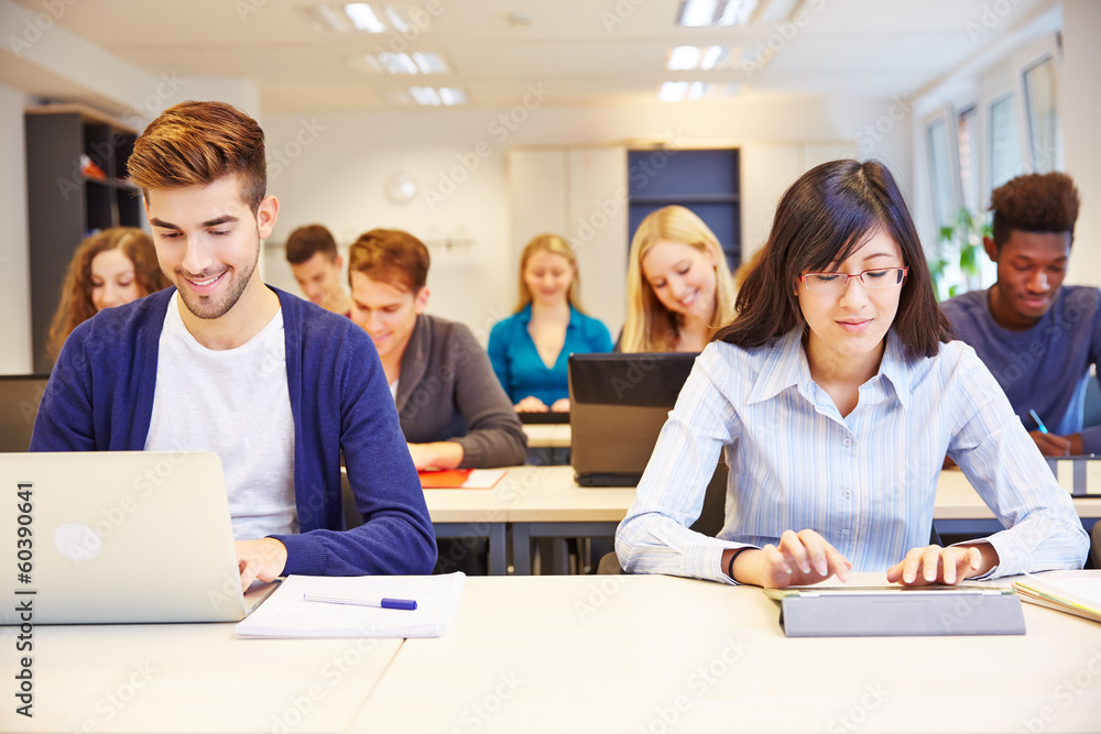Computerkurs an der Universität mit Studenten Computerkurs an der Universität mit Studenten