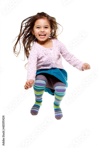 enfant saute de joie sur fond blanc
