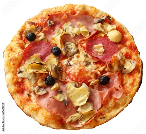 Pizza mit Käse, Schinken, Salami, Artischocken, Pilzen, Oliven